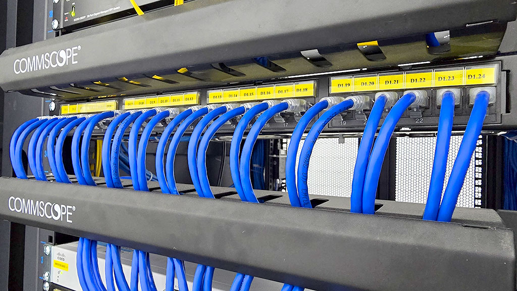 Hình ảnh lắp đặt Patch Panel Commscope trong tủ rack