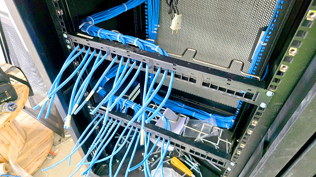 Ứng dụng lắp đặt ổ cắm mạng Commscope Cat6 tại văn phòng