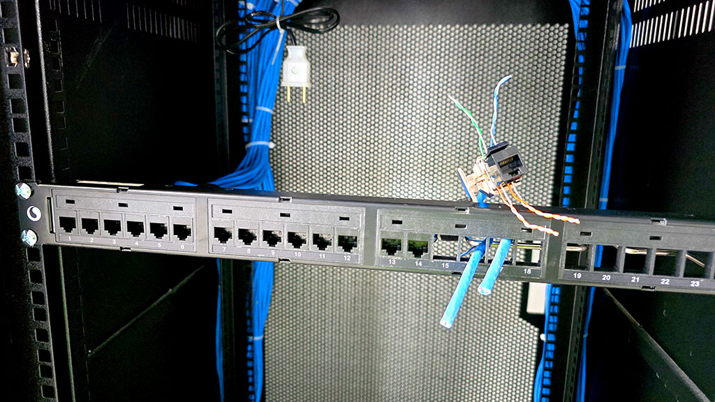 Ổ cắm mạng RJ45 Cat6 Commscope chính hãng