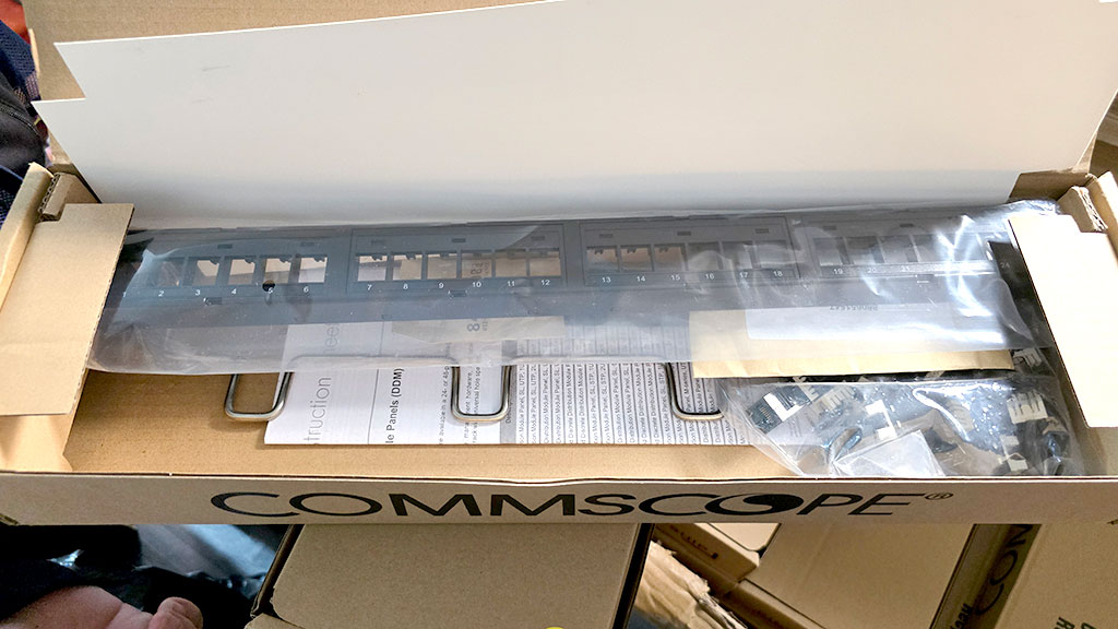 Patch Panel Commscope 24 cổng CAT6 chính hãng – hiệu suất cao