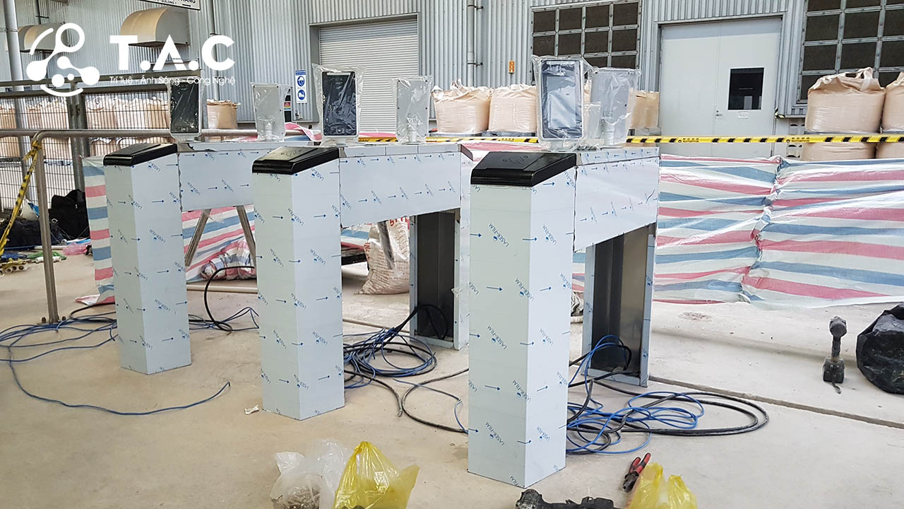 Cửa phân làn - Giải pháp cổng an ninh kiểm soát lobby tòa nhà